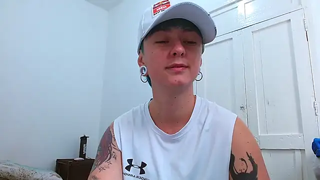 Snapshot of tomboyblue chatting on February 12, 3:18 pm tomboyblue online show from February 12, 3:18 pm