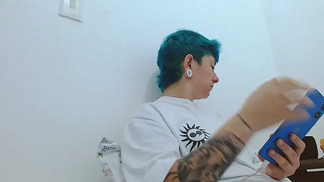 Snapshot of tomboyblue chatting on February 20, 8:53 pm tomboyblue online show from February 20, 8:53 pm