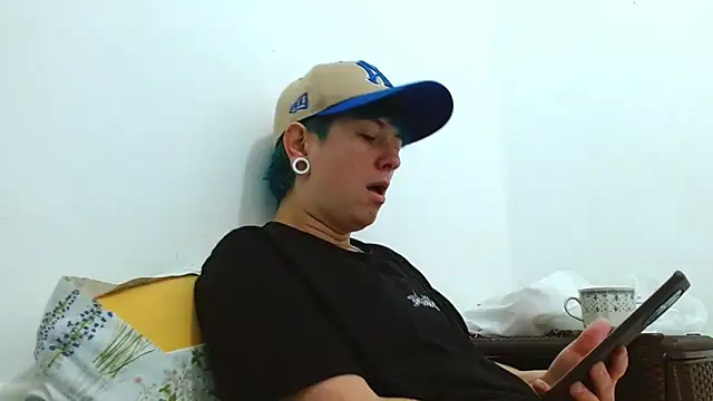 Snapshot of tomboyblue chatting on February 25, 4:05 pm tomboyblue online show from February 25, 4:05 pm