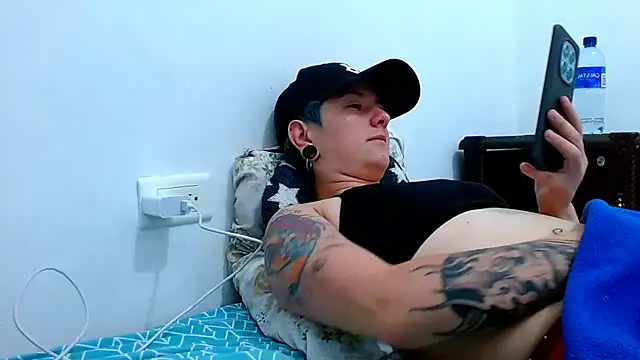 Snapshot of tomboyblue chatting on March 10, 10:59 pm tomboyblue online show from March 10, 10:59 pm