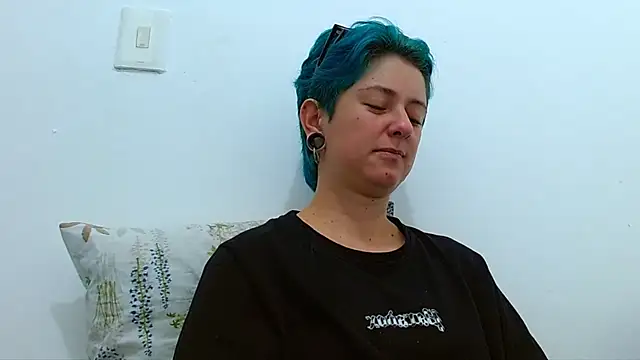 Snapshot of tomboyblue chatting on March 14, 7:52 pm tomboyblue online show from March 14, 7:52 pm