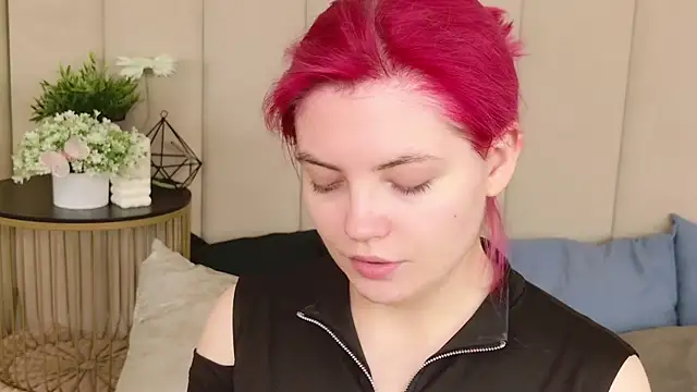 Lisa Adam online show from December 4, 4:05 pm