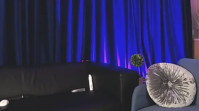 Snapshot of RosaCatalleya chatting on February 4, 5:13 am RosaCatalleya online show from February 4, 5:13 am