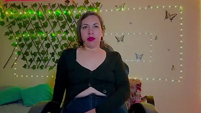 Lady breaks hearts online show from October 18, 10:16 am