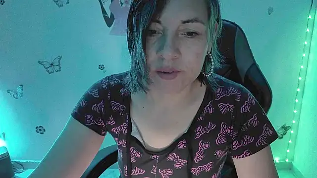 Lady breaks hearts online show from March 15, 10:21 am