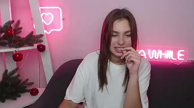 Snapshot of MilanaAngelAs chatting on December 23, 10:32 am MilanaAngelAs online show from December 23, 10:32 am