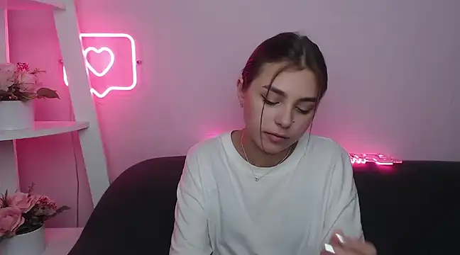 Snapshot of MilanaAngelAs chatting on February 1, 8:39 am MilanaAngelAs online show from February 1, 8:39 am