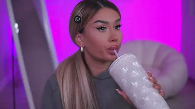 Snapshot of EvaZane chatting on November 10, 7:46 pm EvaZane online show from November 10, 7:46 pm