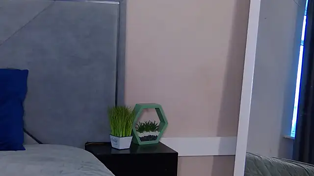 NicoleRosss online show from April 15, 1:40 pm