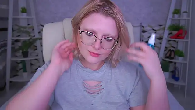 Snapshot of CoolTatis chatting on May 19, 6:42 am CoolTatis online show from May 19, 6:42 am