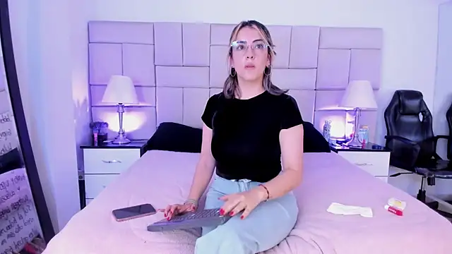 Snapshot of IsisLoveyes_ chatting on February 10, 10:03 pm IsisLoveyes online show from February 10, 10:03 pm