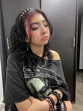 Snapshot of _Gothiccbitch_ chatting on December 17, 10:44 am  Gothiccbitch  online show from December 17, 10:44 am