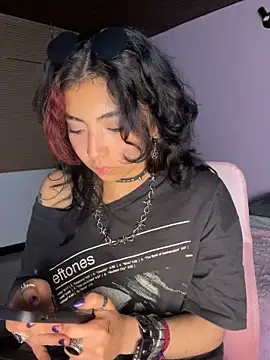 Snapshot of _Gothiccbitch_ chatting on February 4, 6:25 am  Gothiccbitch  online show from February 4, 6:25 am