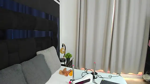 CahitlinBell online show from December 13, 8:58 pm