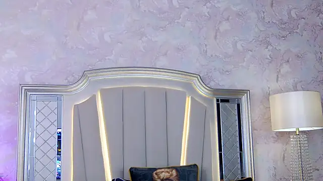 Issadorra online show from February 8, 2:27 pm