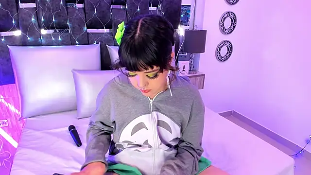 Charlotte Myers online show from February 12, 3:05 pm