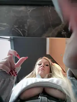 Snapshot of Teya_moon_ chatting on December 17, 10:34 am Teya moon  online show from December 17, 10:34 am