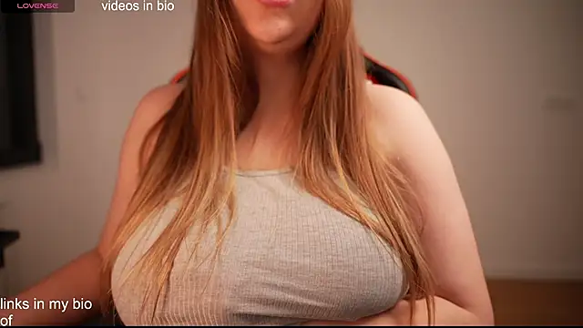 Snapshot of Vikky_Love chatting on December 29, 9:09 pm Vikky Love online show from December 29, 9:09 pm