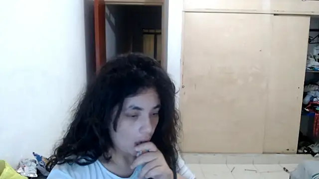 Snapshot of ladydeathz chatting on January 14, 2:40 am ladydeathz online show from January 14, 2:40 am