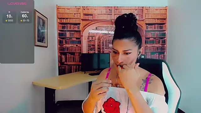 Snapshot of khiara_moretti chatting on January 11, 1:37 am khiara moretti online show from January 11, 1:37 am