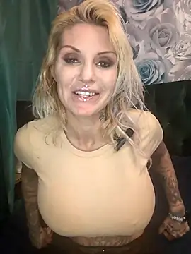 Snapshot of Ninasweden chatting on December 17, 9:10 pm Ninasweden online show from December 17, 9:10 pm