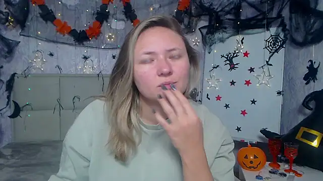 Snapshot of SallyVerda chatting on October 24, 5:09 pm SallyVerda online show from October 24, 5:09 pm