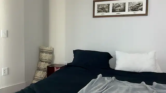 YUMIandbigWOLF online show from January 5, 8:31 pm