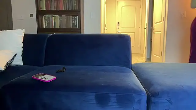 YUMIandbigWOLF online show from March 4, 5:21 am