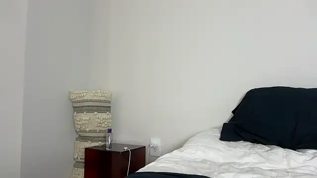 YUMIandbigWOLF online show from March 17, 9:45 pm