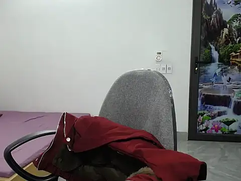 Snapshot of Love_bug15 chatting on December 23, 9:49 am Love bug15 online show from December 23, 9:49 am