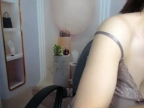 Snapshot of Love_bug15 chatting on September 14, 7:40 am Love bug15 online show from September 14, 7:40 am