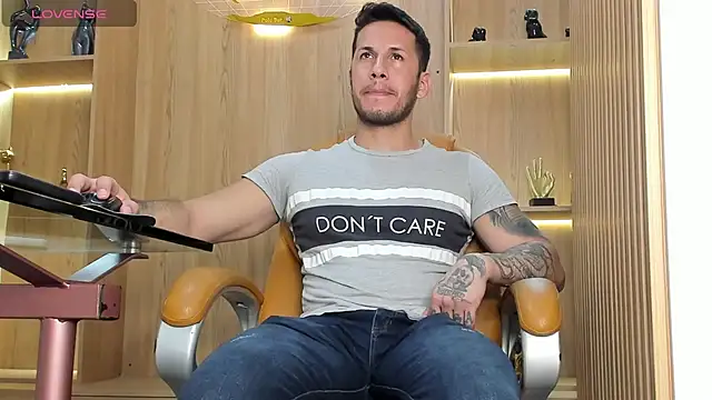 Snapshot of George_Diesell chatting on February 26, 8:44 pm George Diesell online show from February 26, 8:44 pm