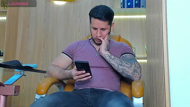 Snapshot of George_Diesell chatting on October 30, 9:15 pm George Diesell online show from October 30, 9:15 pm