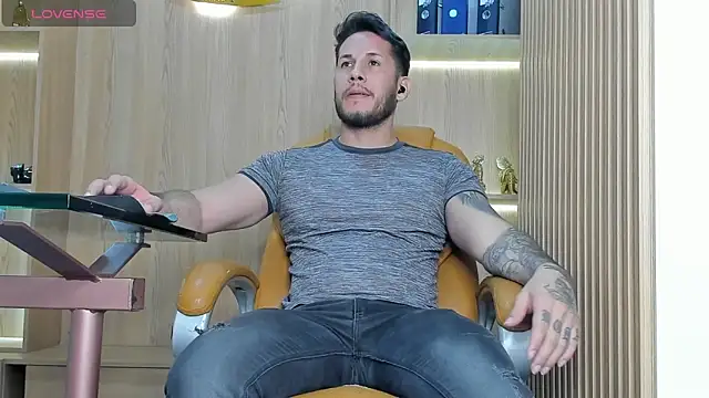 Snapshot of George_Diesell chatting on November 9, 8:18 pm George Diesell online show from November 9, 8:18 pm