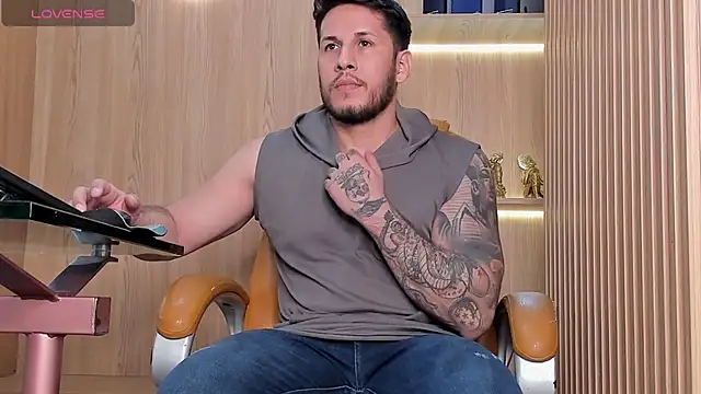 Snapshot of George_Diesell chatting on November 12, 4:02 am George Diesell online show from November 12, 4:02 am