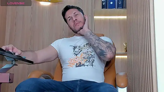 Snapshot of George_Diesell chatting on November 15, 9:00 pm George Diesell online show from November 15, 9:00 pm