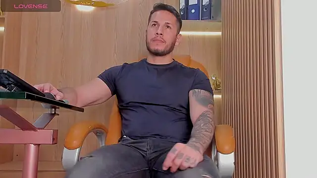 Snapshot of George_Diesell chatting on December 2, 9:21 pm George Diesell online show from December 2, 9:21 pm