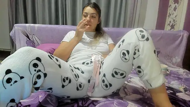 Snapshot of Dyana_Kaylinn chatting on December 6, 1:29 am Dyana Kaylinn online show from December 6, 1:29 am