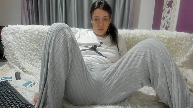 Snapshot of Dyana_Kaylinn chatting on February 14, 4:04 am Dyana Kaylinn online show from February 14, 4:04 am