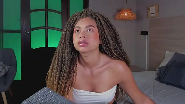 nayah   online show from November 6, 7:59 pm