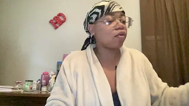 MommyConfident online show from December 5, 2:03 pm