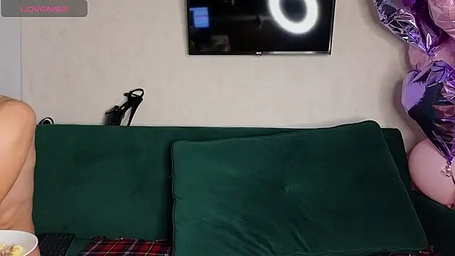 FoxLoveBasik online show from December 14, 6:35 am