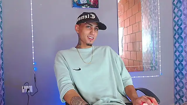 Snapshot of Liam_lee chatting on June 13, 9:13 pm Liam lee online show from June 13, 9:13 pm