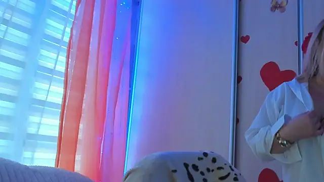 CoraSwon online show from March 18, 11:52 am