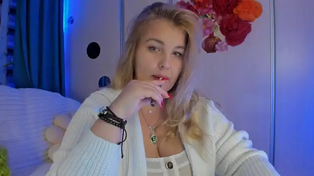 CoraSwon online show from October 3, 9:23 pm