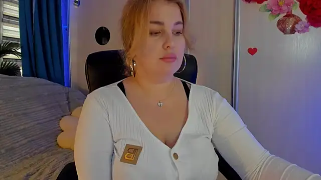 CoraSwon online show from December 4, 12:47 pm