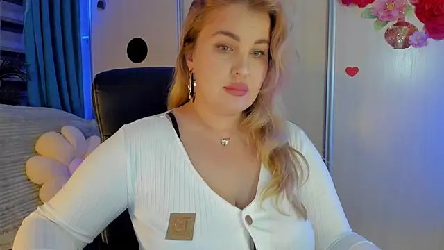 CoraSwon online show from December 5, 4:36 pm