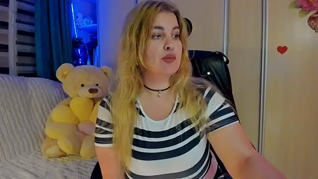 CoraSwon online show from March 27, 7:24 pm