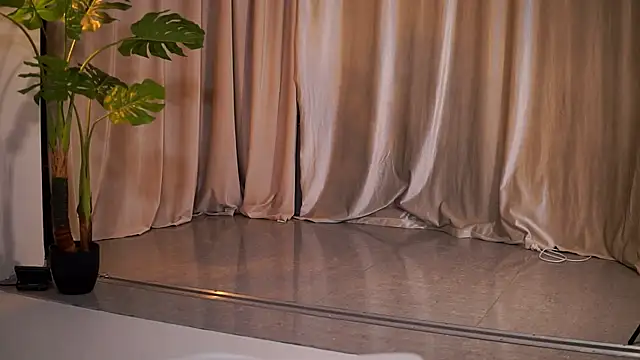 NatyDesiree online show from July 24, 7:34 pm