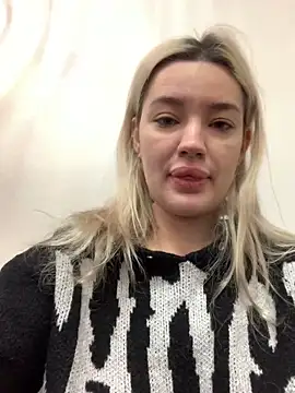 Snapshot of Sextazy chatting on February 16, 12:43 pm Sextazy online show from February 16, 12:43 pm